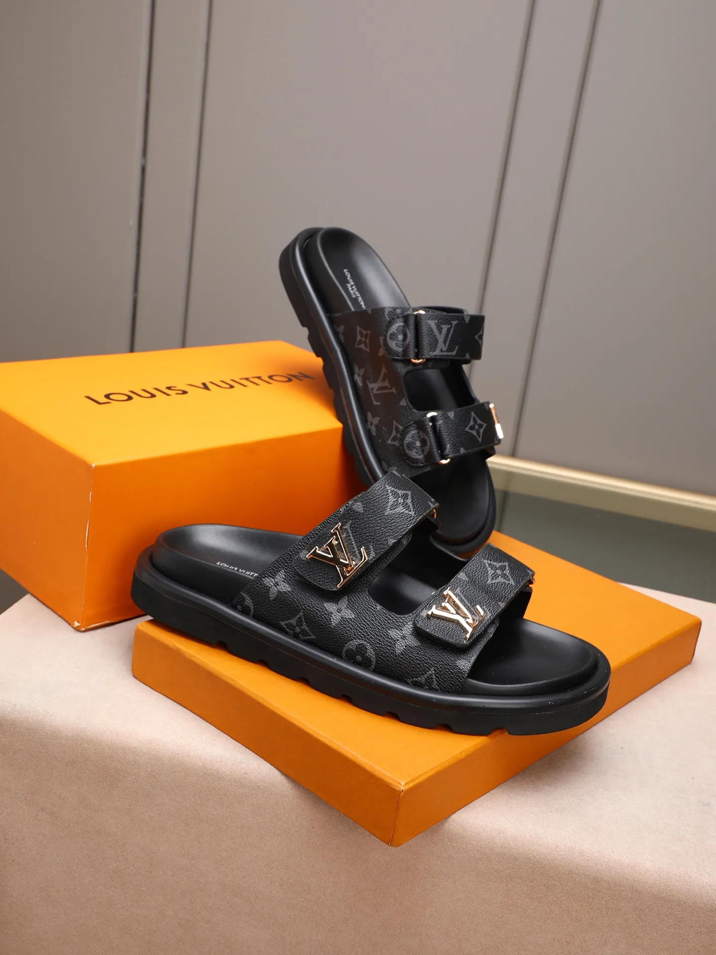 PP360 [LOUIS VUITTON] Louis Vuitton, LV printing, men's and women's slippers are on the market. The drawer box packaging comes with a cloth bag and a card. The upper pattern looks very soft and waxy, and it is a super versatile leg slimming tool. Fabric: imported denim/canvas/old fabric, LV hardware LOGO, official website pattern printing, comfortable to wear, feet: high-elastic PU water table. Sole: foam sole, heel height: about 5cm. Code number: 35-46, 35, 45, 46 are custom-made and non-returnable. Color: multiple colors and styles available.